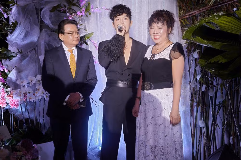 Mẹ đã xuất chúng và nổi tiếng, bố của Nathan Lee lại càng nổi tiếng hơn. Bố của Nathan Lee không phải ai xa lạ mà chính là ông Trương Triều Dương - Đại sứ Việt Nam tại Tây Ban Nha, Philippines và Ý. Vụ trưởng ở Bộ Ngoại giao, trưởng đại diện Quan chức cao cấp của Việt Nam tại Diễn đàn hợp tác Á – Âu, kiêm Thống đốc Quỹ Á – Âu.