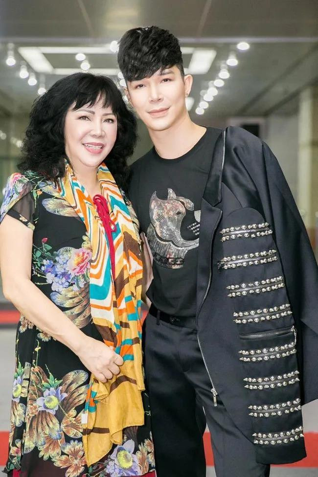 ù ở độ tuổi U60, mẹ của Nathan Lee vẫn rất trẻ trung, xinh đẹp và được nhiều người ngưỡng mộ khi bà mở lớp dạy Line Dance miễn phí ở Vũng Tàu, thu hút hàng trăm học viên từ 6 tuổi cho tới 80 tuổi tham gia mỗi buổi.