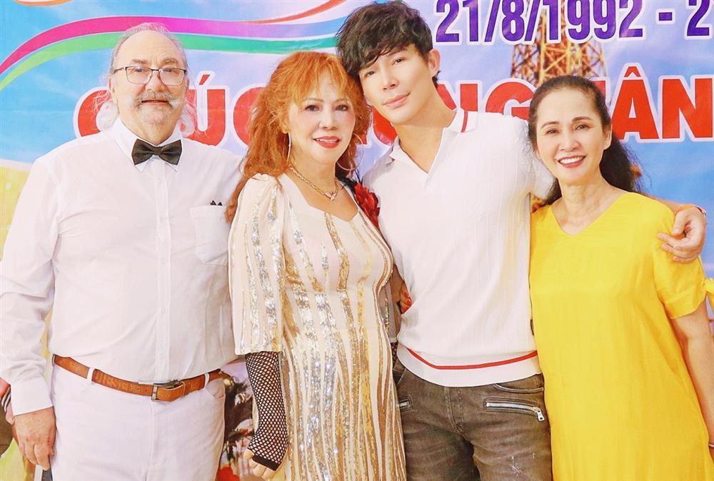 br/> Mới đây, Nathan Lee vừa chia sẻ ảnh trong "đám cưới ngọc trai" (kỷ niệm 30 năm ngày cưới) của mẹ và bố dượng. Ngoài vẻ bảnh bao của nam ca sĩ, diện mạo "ăn chơi" của đấng sinh thành cũng thu hút sự chú ý từ phía cư dân mạng. Lễ kỷ niệm 30 năm ngày cưới của mẹ Nathan Lee và bố dượng người nước ngoài được tổ chức tại biệt thự riêng rộng 6000 m2 của gia đình tại Vũng Tàu.