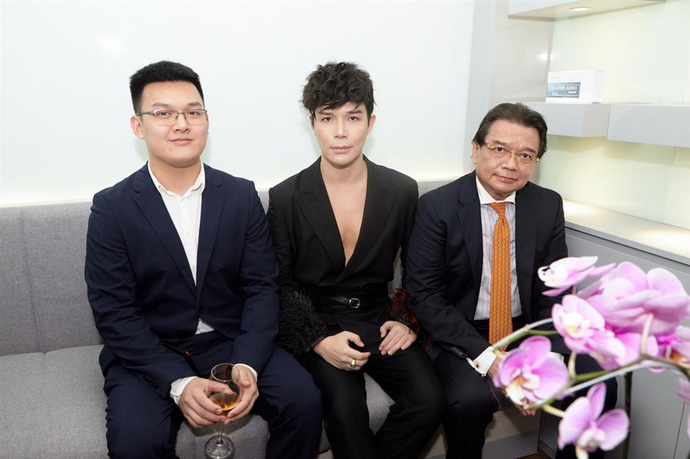 athan Lee còn có 1 em trai khá kín tiếng. Cư dân mạng chỉ biết anh chàng đã 20 tuổi và có chiều cao đáng nể: 1m92.