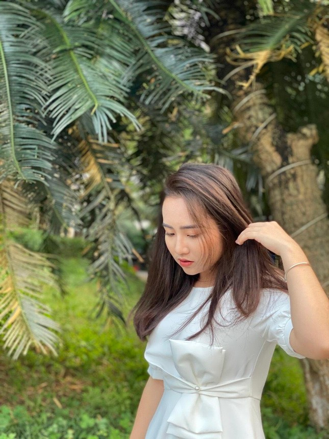 Nu sinh truong Luat va phuong cham 