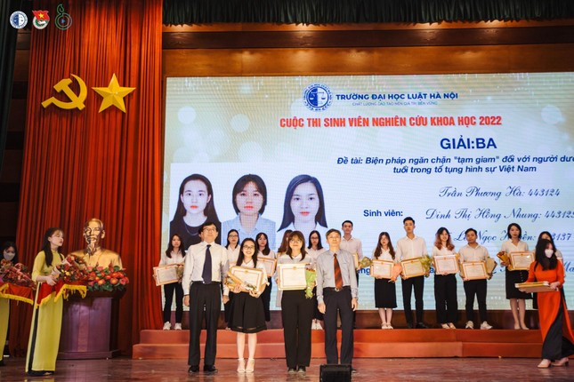 Nu sinh truong Luat va phuong cham 