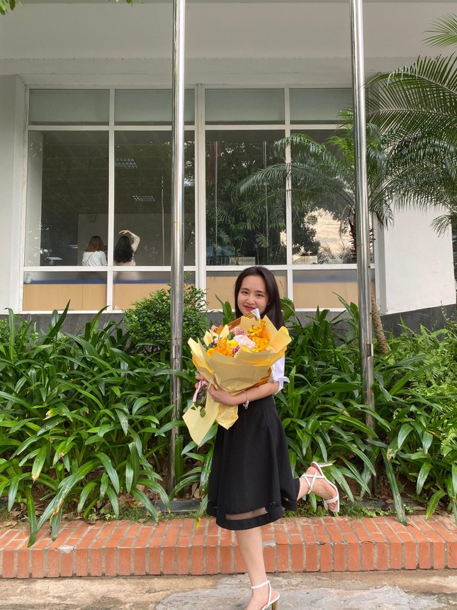 Nu sinh truong Luat va phuong cham 