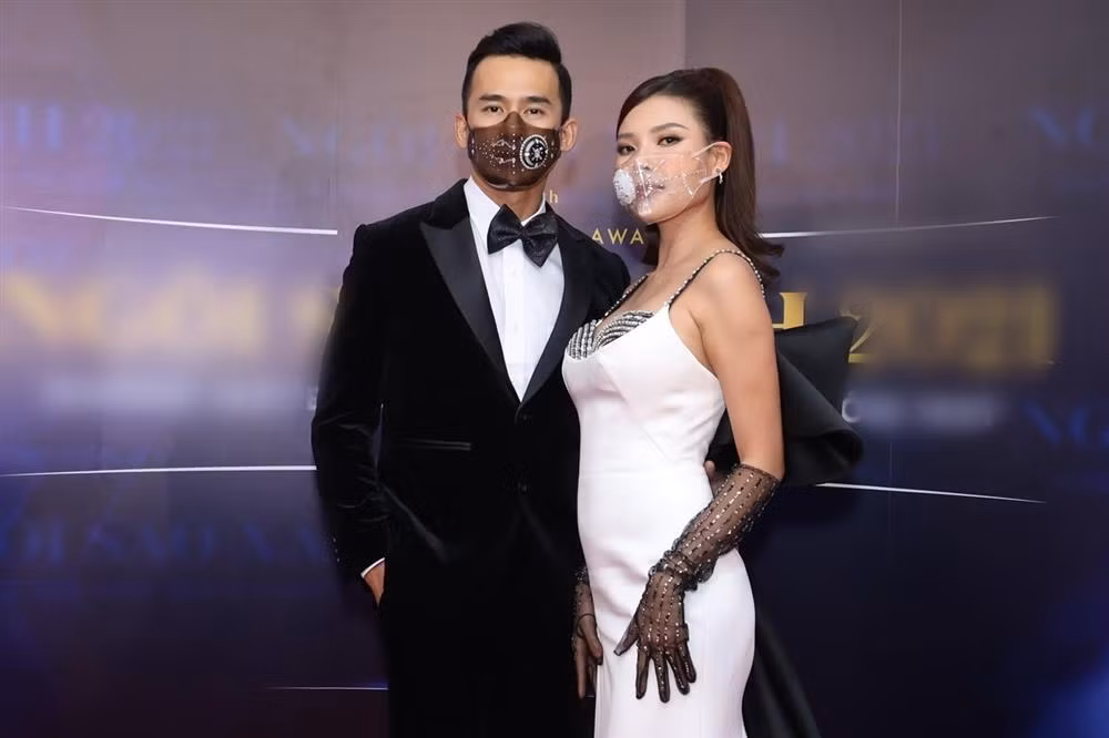 Nhưng váy ôm đúng là khắc tinh với những người có vòng 2 kém thon gọn bởi có bao nhiêu "bé mỡ" sẽ bị điểm danh hết lượt.