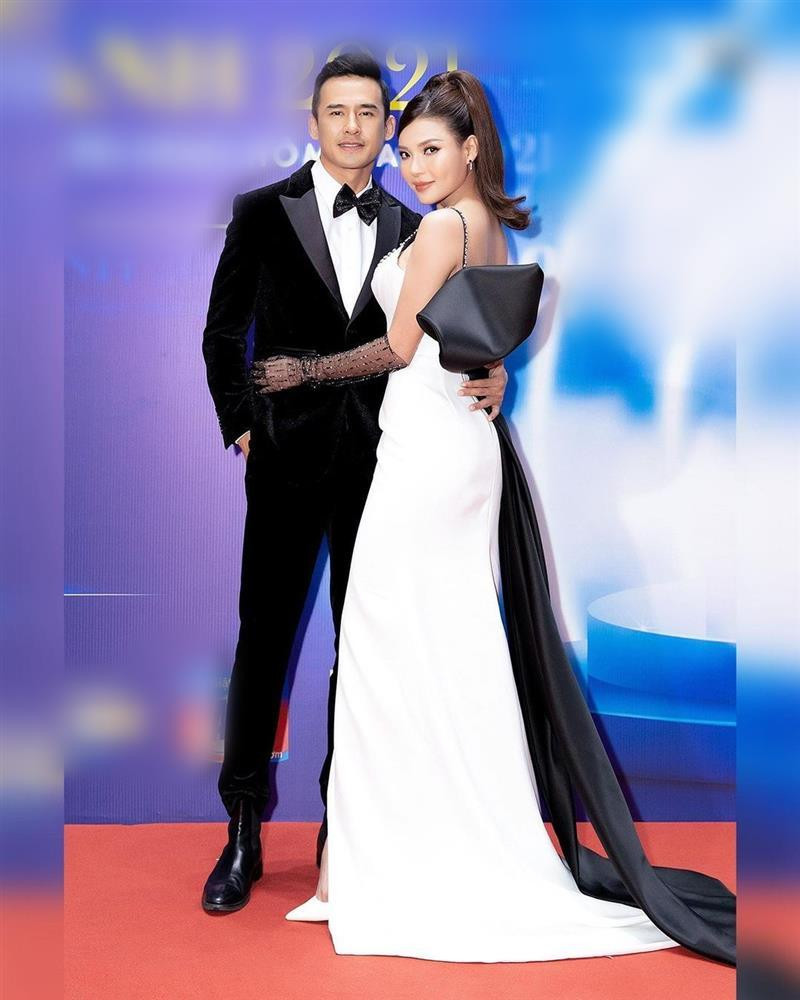 rong những bức ảnh đã được chỉnh sửa chỉn chu, nhìn Thúy Diễm đã có chút lạ lẫm vì layout trang điểm hơi "dừ"...