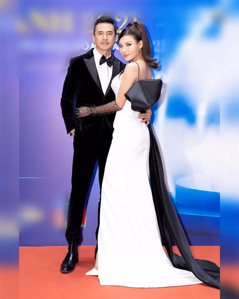 Trong những bức ảnh đã được chỉnh sửa chỉn chu, nhìn Thúy Diễm đã có chút lạ lẫm vì layout trang điểm hơi "dừ"...