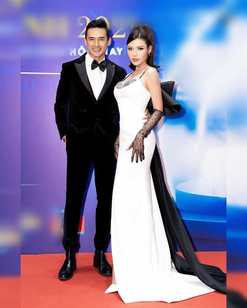 ừa trong tháng trước, Thúy Diễm cũng bị chiếc đầm trắng bó sát "hại" không thương tiếc.