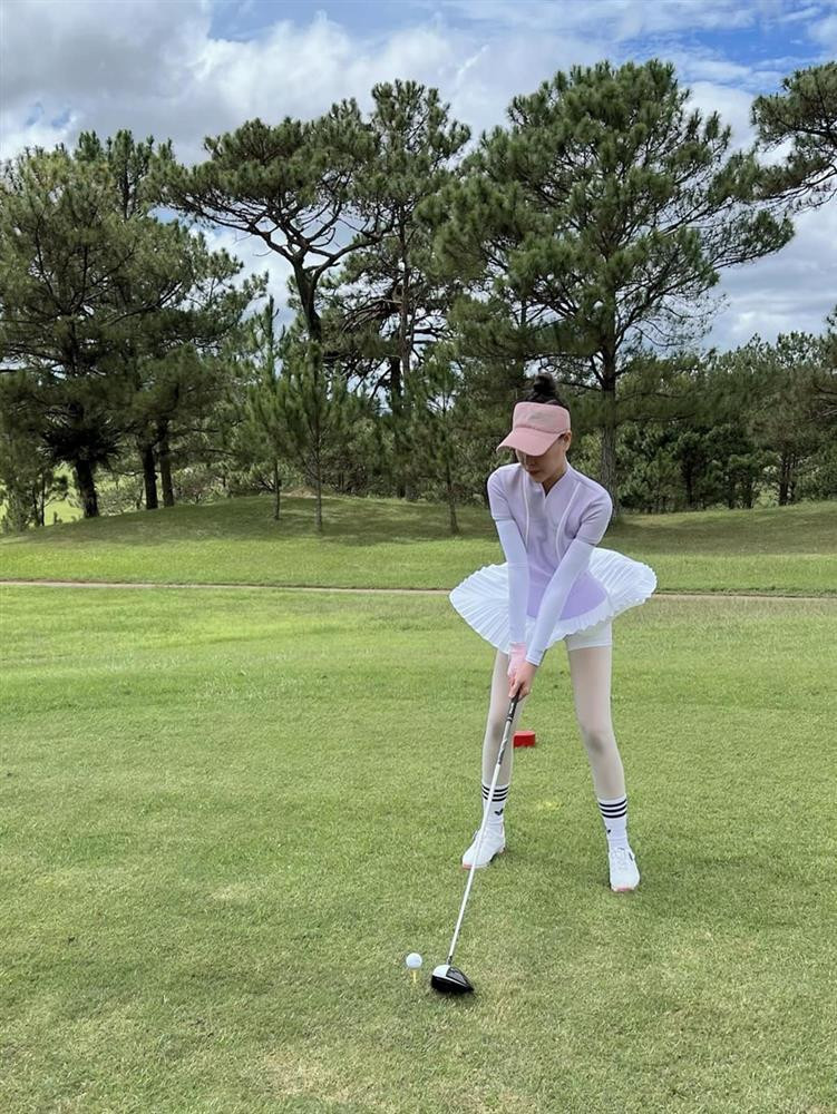 ỗi lần ra sân golf, cựu người mẫu đầu tư nhiều trang phục màu sắc đa dạng như đi trình diễn thời trang.