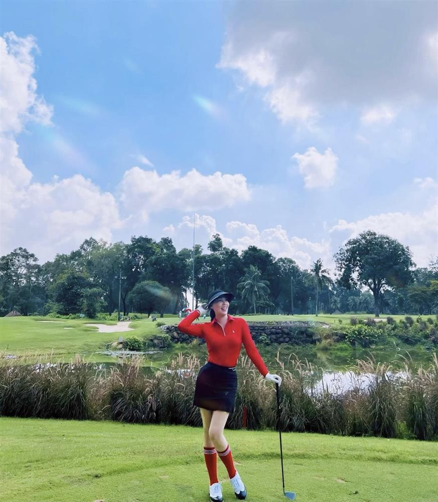 ##ss###style="text-decoration: underline;">Quỳnh Thư khoe chân dài trên sân golf.