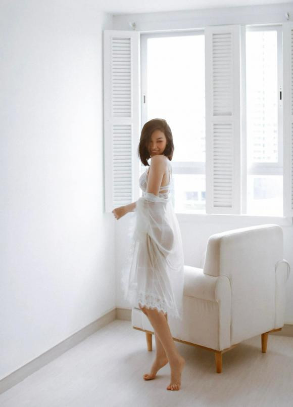 Thời khắc hạnh phúc nhất của đời người chính là tìm đúng người. Người ấy cưng chiều bạn, dung túng tất cả mọi thứ của bạn. Đời người chỉ cần có hai lần hạnh phúc là đủ. Một là gặp đúng người, hai là cùng nhau đi đến cùng những năm tháng còn lại. Sóng gió là bạn, bình an là bạn. Nghèo nàn là bạn, vinh hoa là bạn. Ấm áp là bạn, tất cả ánh mắt cũng là bạn...".