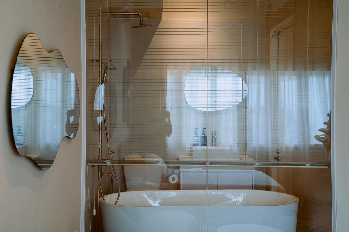 Ngoài thời gian dành cho công việc, gia chủ quan niệm khi ở nhà phải thật chill và có cảm giác nghỉ dưỡng nên anh đã thiết kế bồn tắm ngâm, ngăn cách với phòng khách bằng vách kính trong như khách sạn 5 sao.