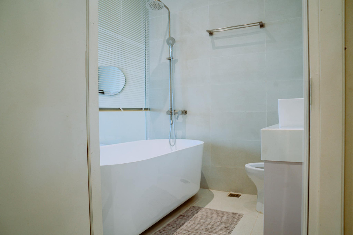 Phòng tắm rộng rãi hơn nhờ vách kính trong suốt.