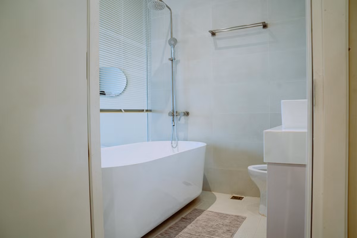 Phòng tắm rộng rãi hơn nhờ vách kính trong suốt.