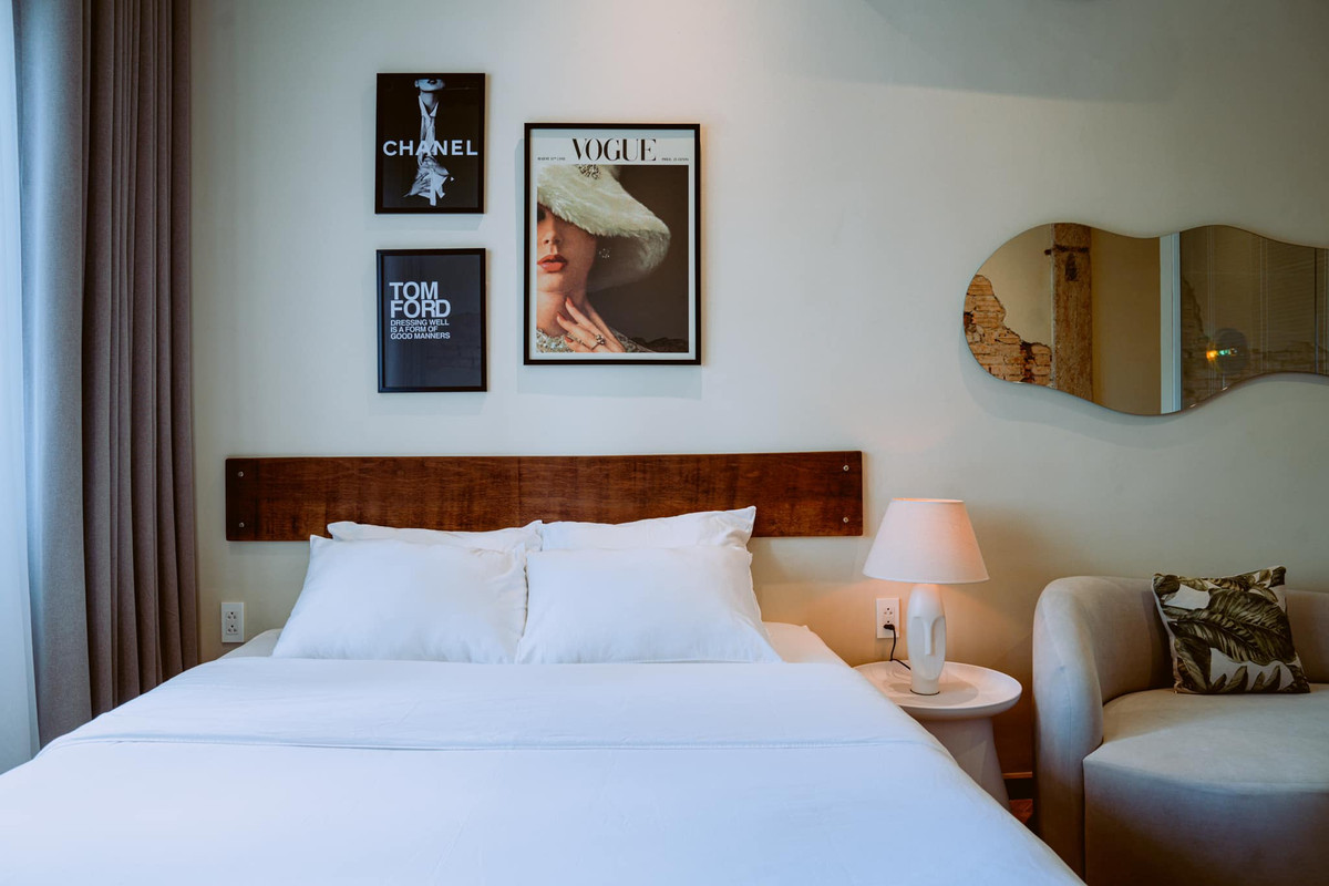 Anh Huy Nguyễn – chủ nhân của căn hộ xinh xắn này làm công việc liên quan đến nhiếp ảnh, nghệ thuật và ẩm thực nên rất đề cao tính thẩm mỹ.