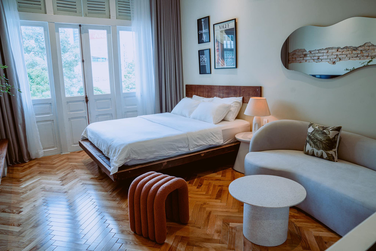 Thiết kế tối giản với nhiều vật dụng được mua từ các trang mạng điện tử.