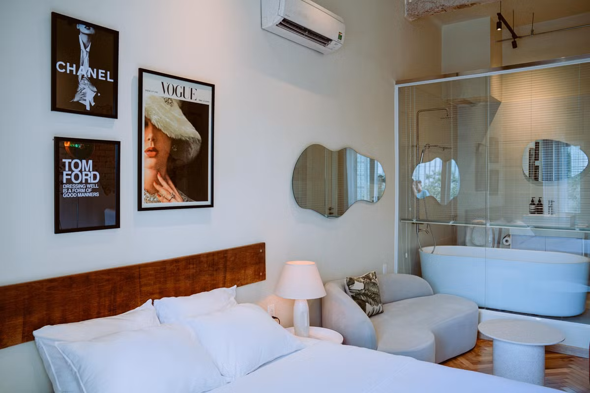 Đồ decor như đèn, tranh treo tường, gối tựa sofa... cũng mang gam màu trung tính.