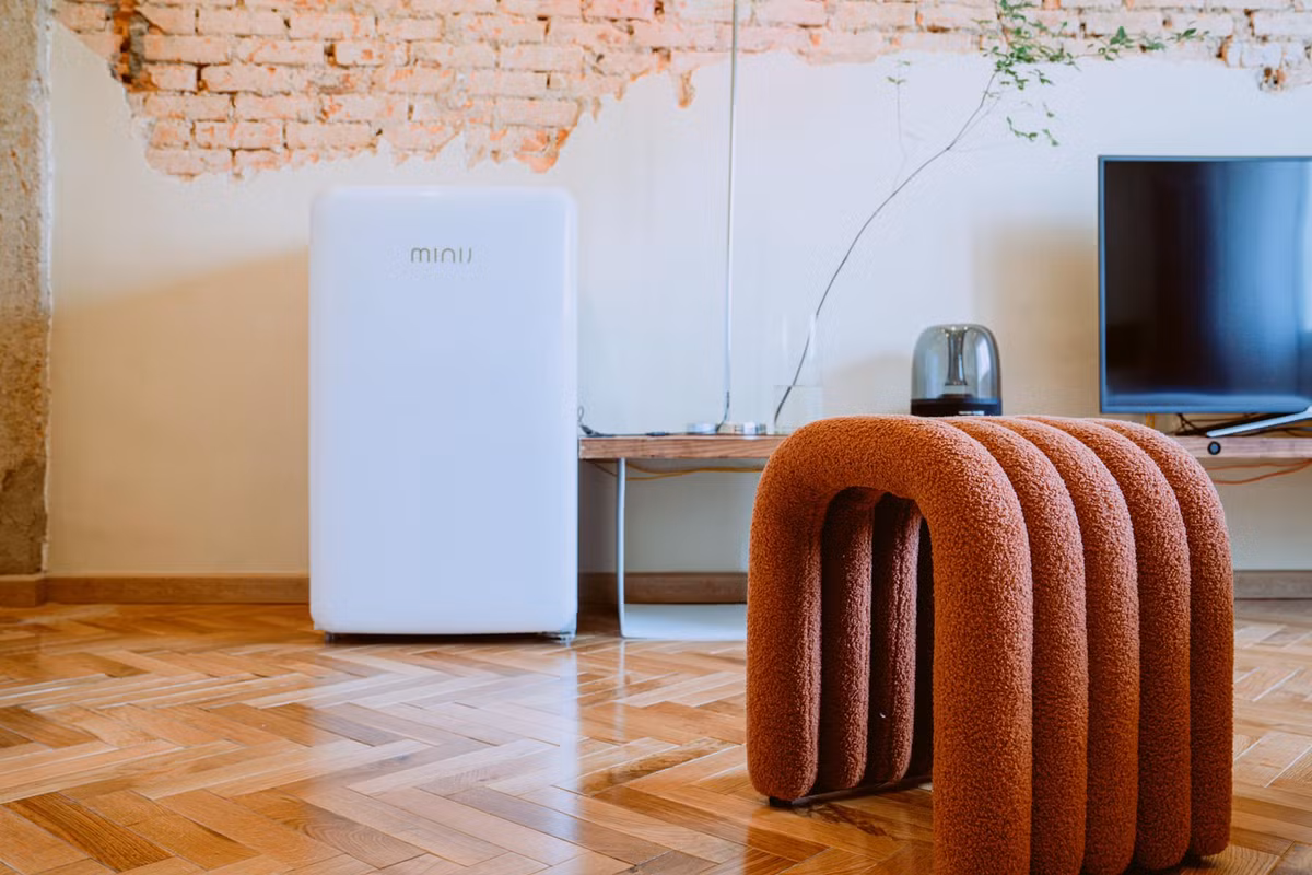 Chiếc ghế đơn độc đáo, màu sắc nổi bật cùng tone màu với sàn lát gạch xương cá sang trọng. 