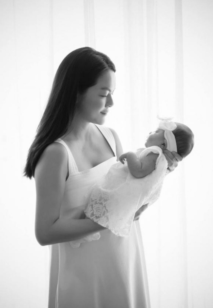 Phạm Quỳnh Anh với giây phút cảm nhận tình mẫu tử thiêng liêng.