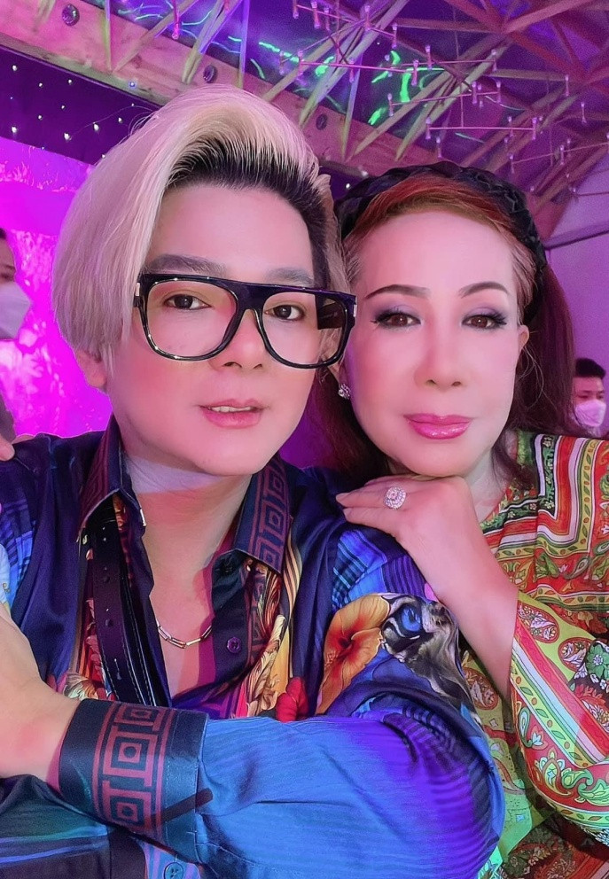 Sao Việt ngày 21/8: Vợ chồng Vũ Hà gặp gỡ bạn bè, người thân trong tiệc sinh nhật. Nam ca sĩ gọi vợ là "chị xã" và tếu táo cho biết đọ sắc xem ai đẹp hơn.