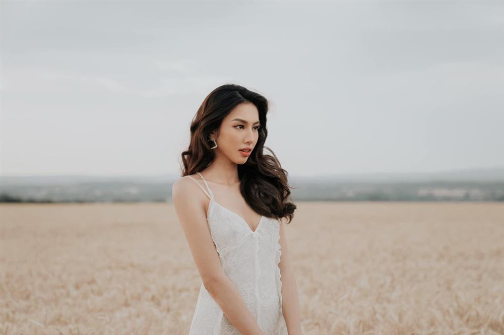 br/> Mới đây, trang chủ Miss Grand International cập nhật khoảnh khắc "sống ảo" của Thùy Tiên trong chuyến công tác châu Âu vừa qua. Trong khung ảnh, nàng hậu biến hóa với hình tượng nàng thơ khi thả dáng trong mẫu váy trắng hai dây gợi cảm. Khoe được thần thái ngút ngàn song mỹ nhân lại bị netizen soi ra lỗi photoshop ẩu làm hỏng cả gương mặt.