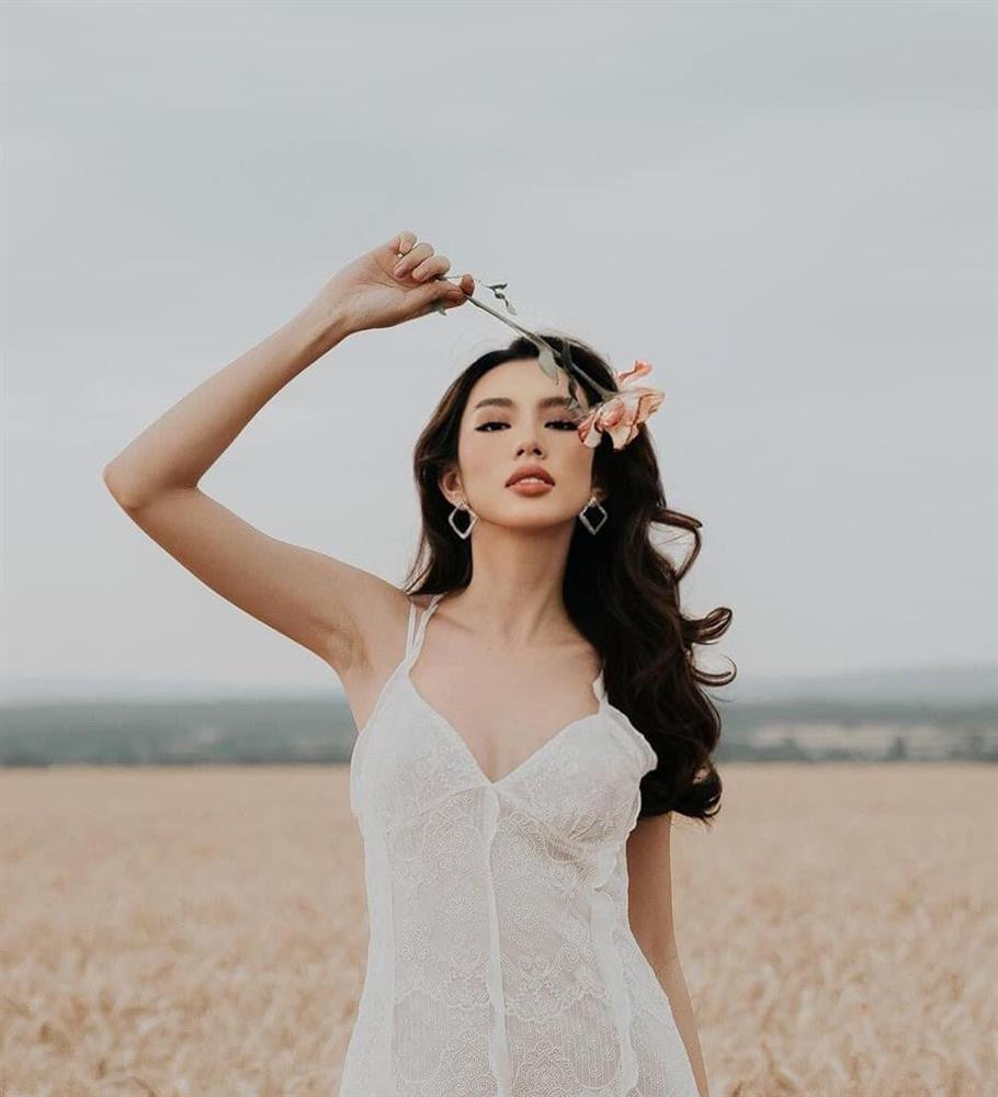 một khoảnh khắc khác, dù không bị lỗi quá lộ liễu nhưng phần góc mặt bên phải của cô nàng dường như bị bóp méo hơi quá đà khiến tổng thể gương mặt bị hóp lại, hốc hác đến thiếu tự nhiên. Trước đây, với tính cách thẳng thắn, lầy lội, Thùy Tiên từng không ngại thừa nhận bản thân và ekip cũng "chỉnh nát mặt" để có hình ảnh đẹp hơn trước công chúng.