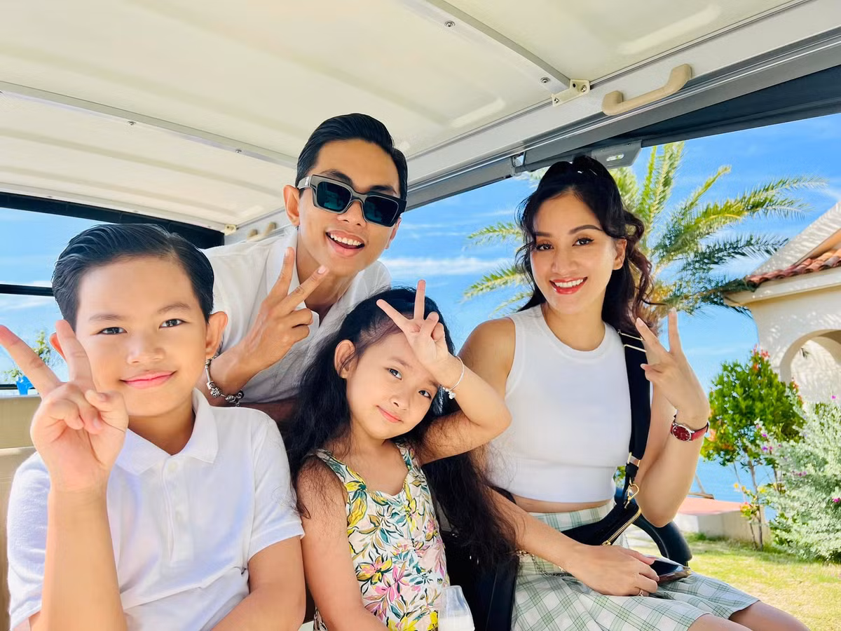  Sao Việt ngà 4/9: Khánh Thi - Phan Hiển luôn tranh thủ thời gian rảnh rỗi để đưa các con đi chơi.