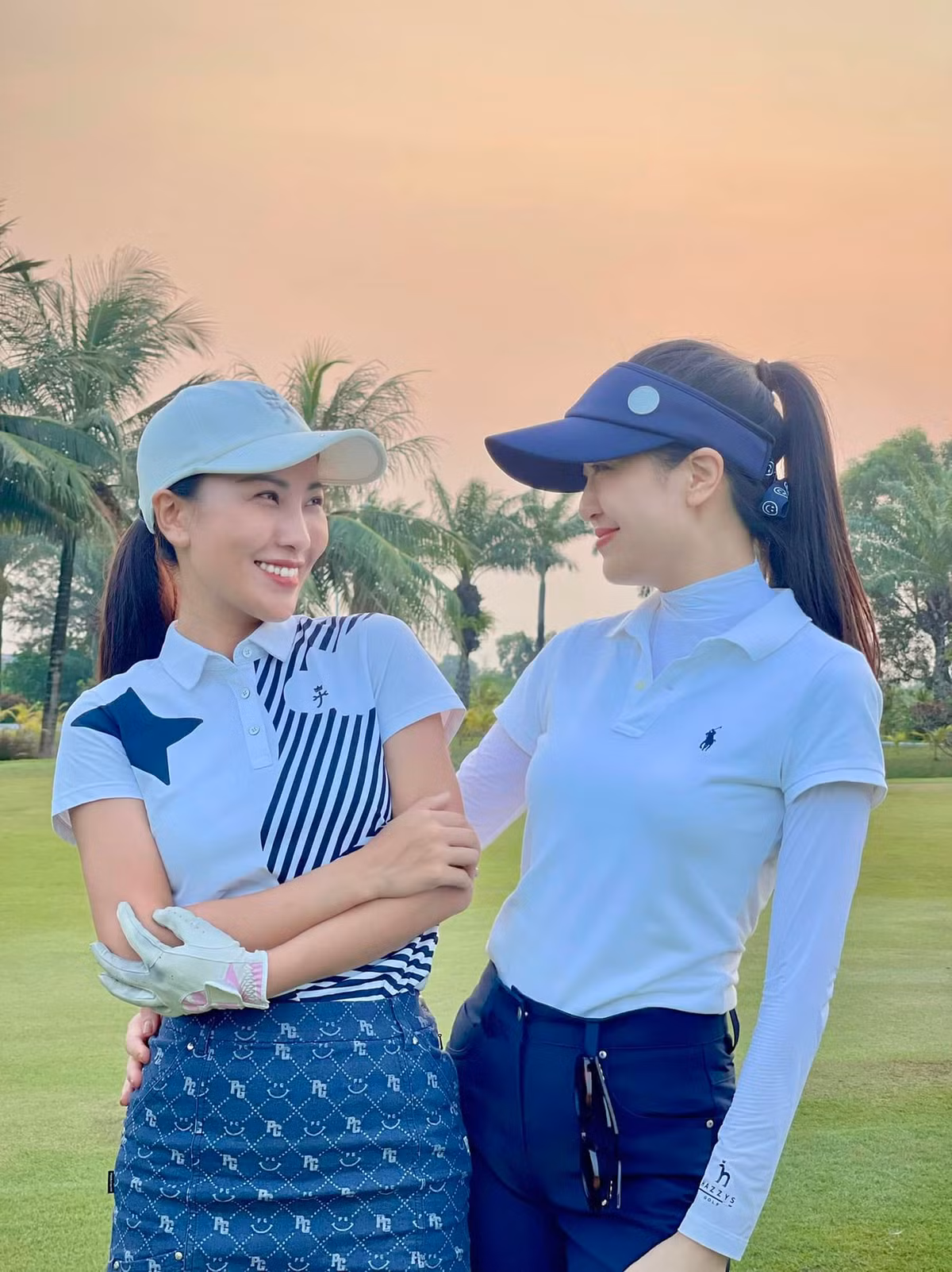 Hai nữ BTV nổi tiếng xinh đẹp của VTV Quỳnh Hoa và Ngọc Bích cùng nhau chụp hình vui vẻ tại sân Golf ngày nghỉ lễ.