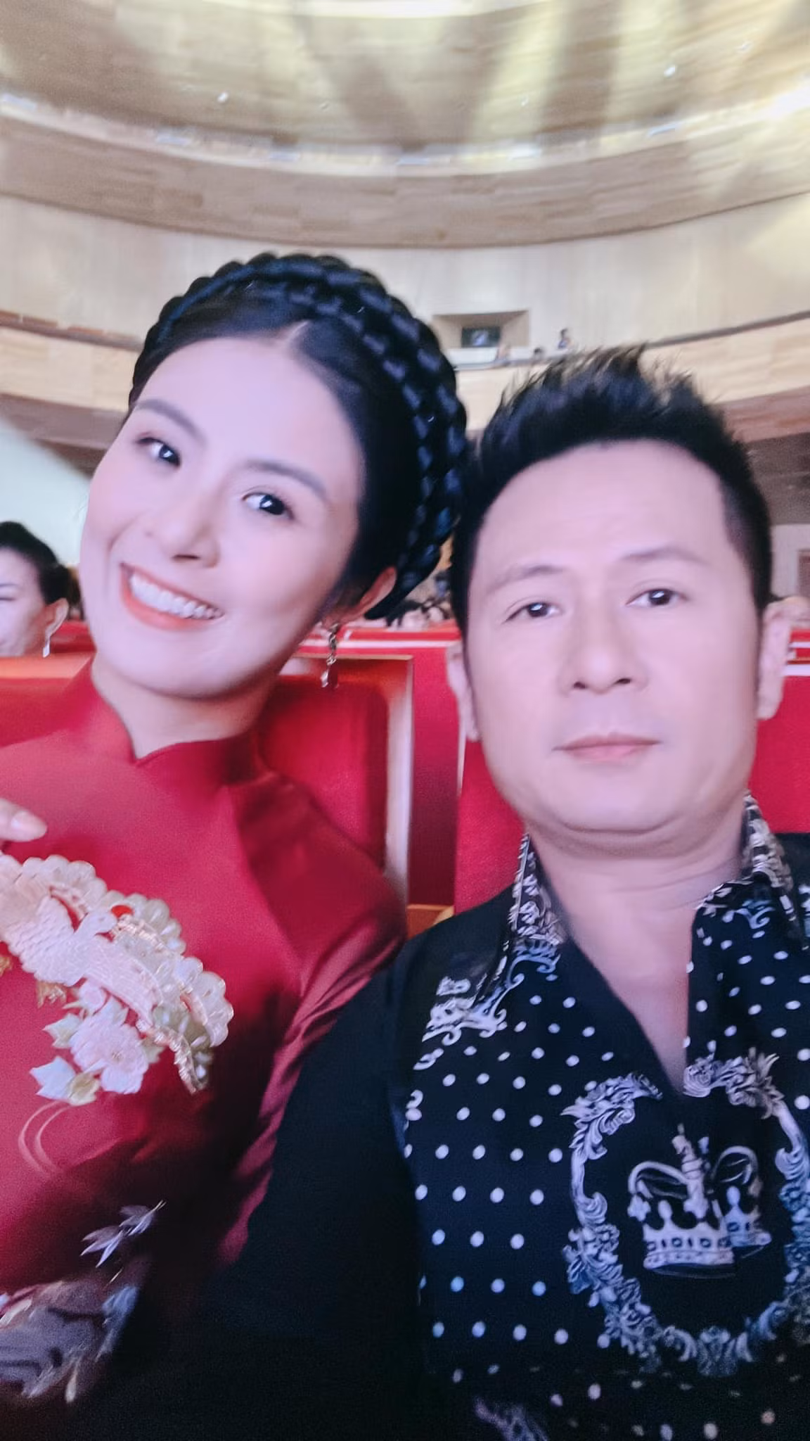 Ca sĩ Bằng Kiều selfie vui vẻ cùng hoa hậu Ngọc Hân.