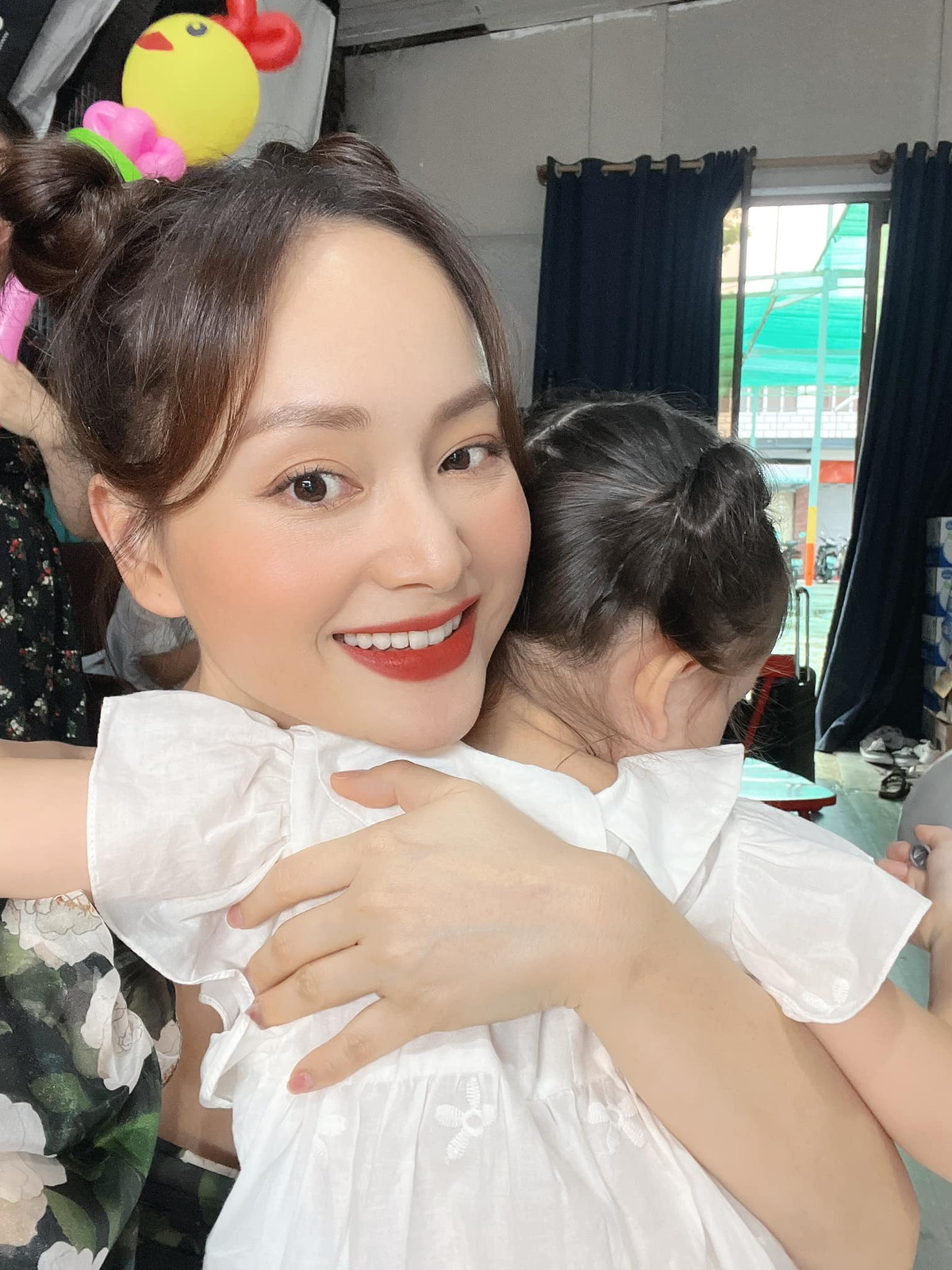 Lan Phương mang con gái đi làm việc cùng.