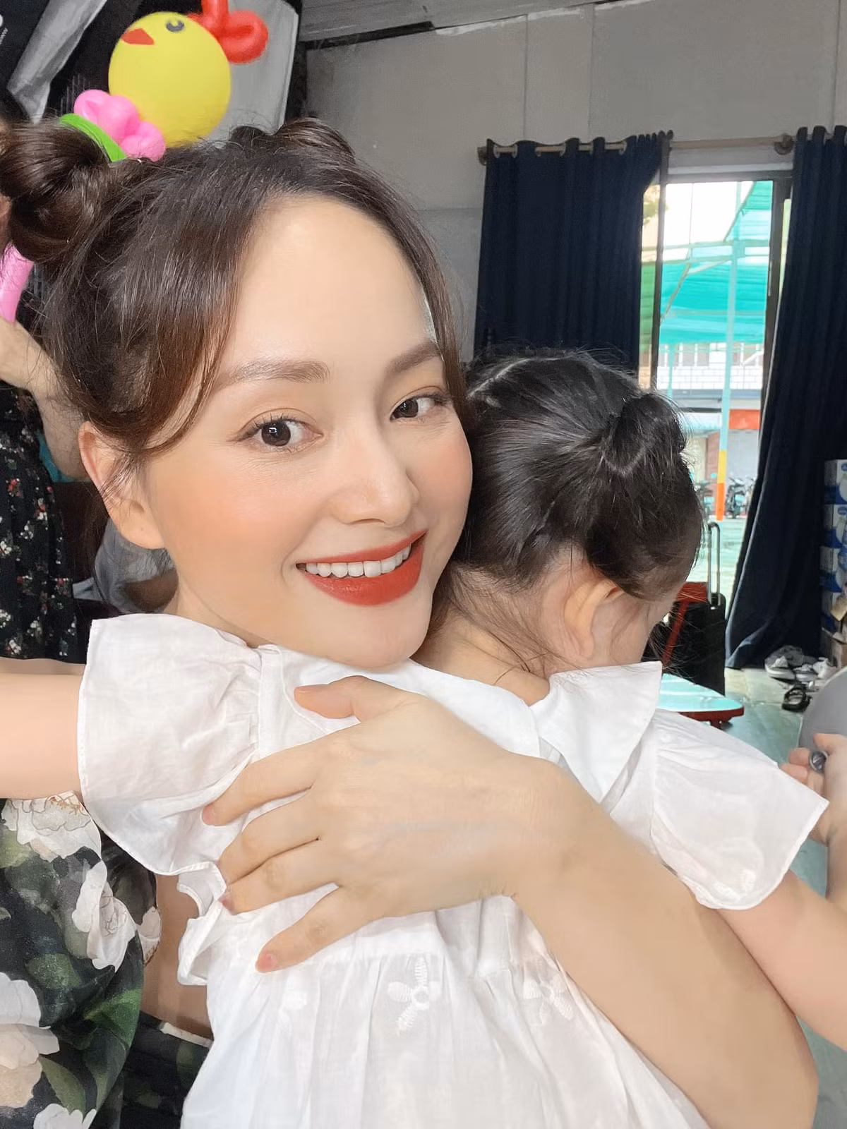 Lan Phương mang con gái đi làm việc cùng.