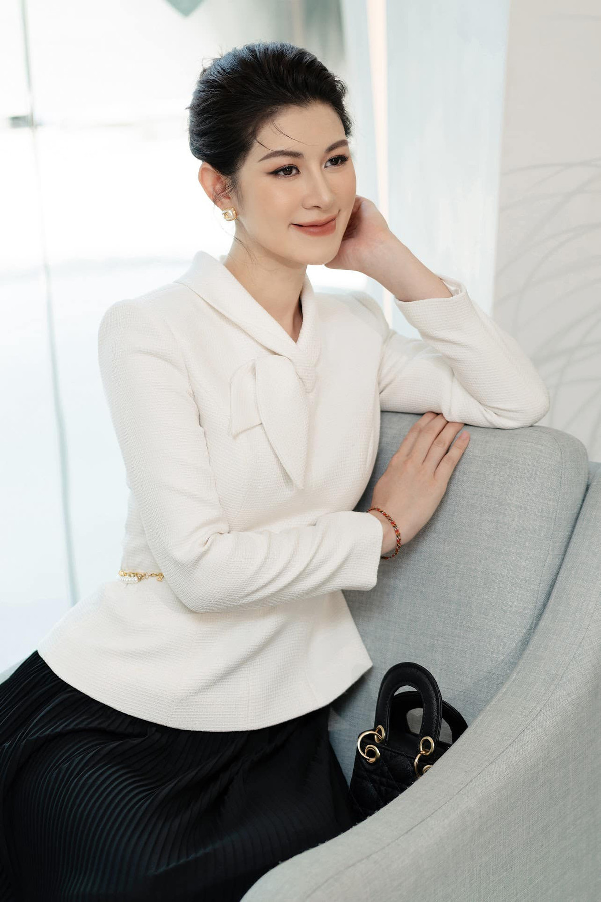 "Người phụ nữ khí cɦất sẽ như nước, lúc tĩnh lặng thì thanh thuần, trong trẻo, lúc cuộn trào thì dữ dội đáng ѕợ. Nhưng dù là lúc nào thì nước cũng luôn tiến về phía trước, kiên định và đầy bản lĩnh", diễn viên Huyền Trang chia sẻ. 