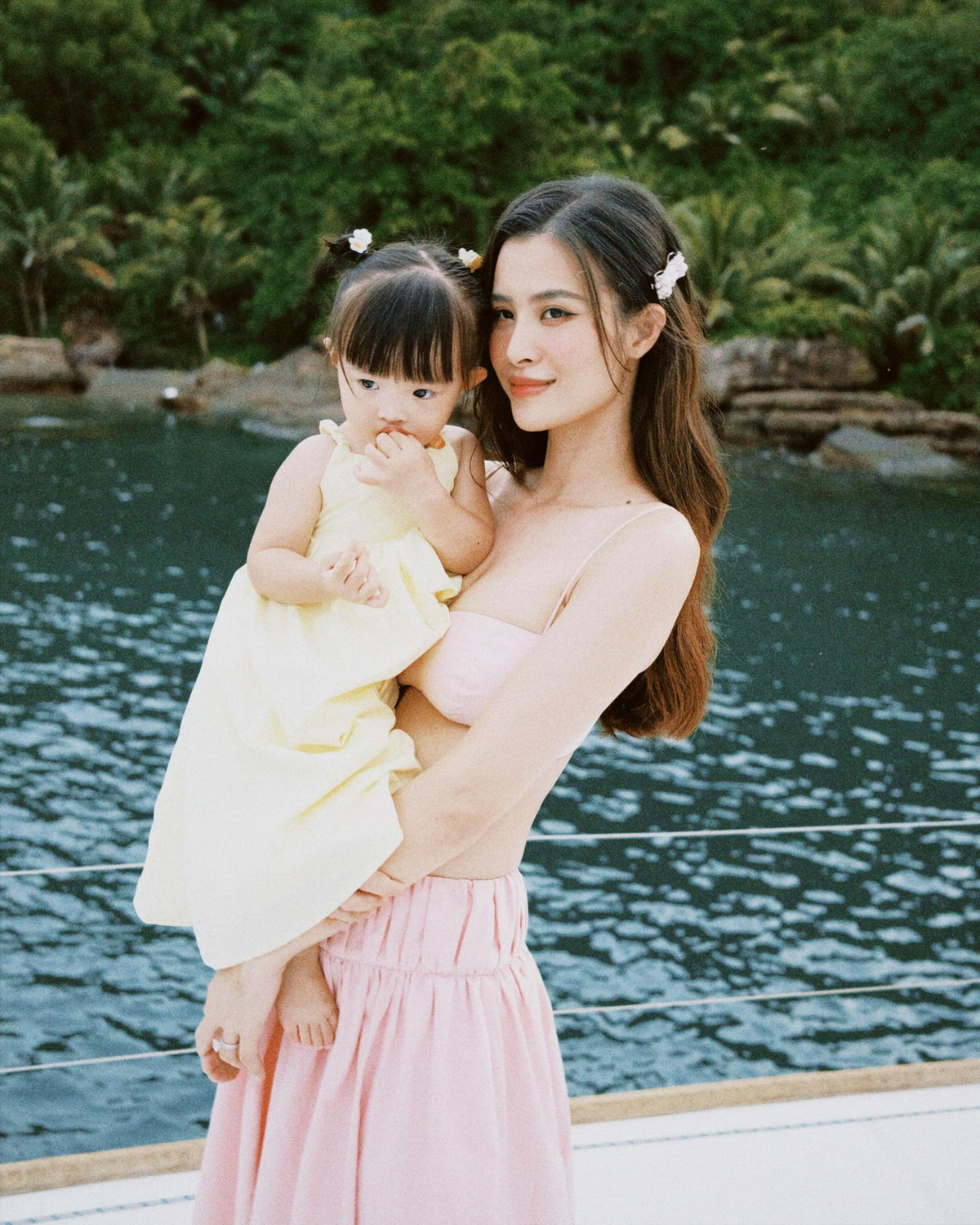 Sao Việt Đông Nhi và con gái chụp ảnh tình cảm trước biển.