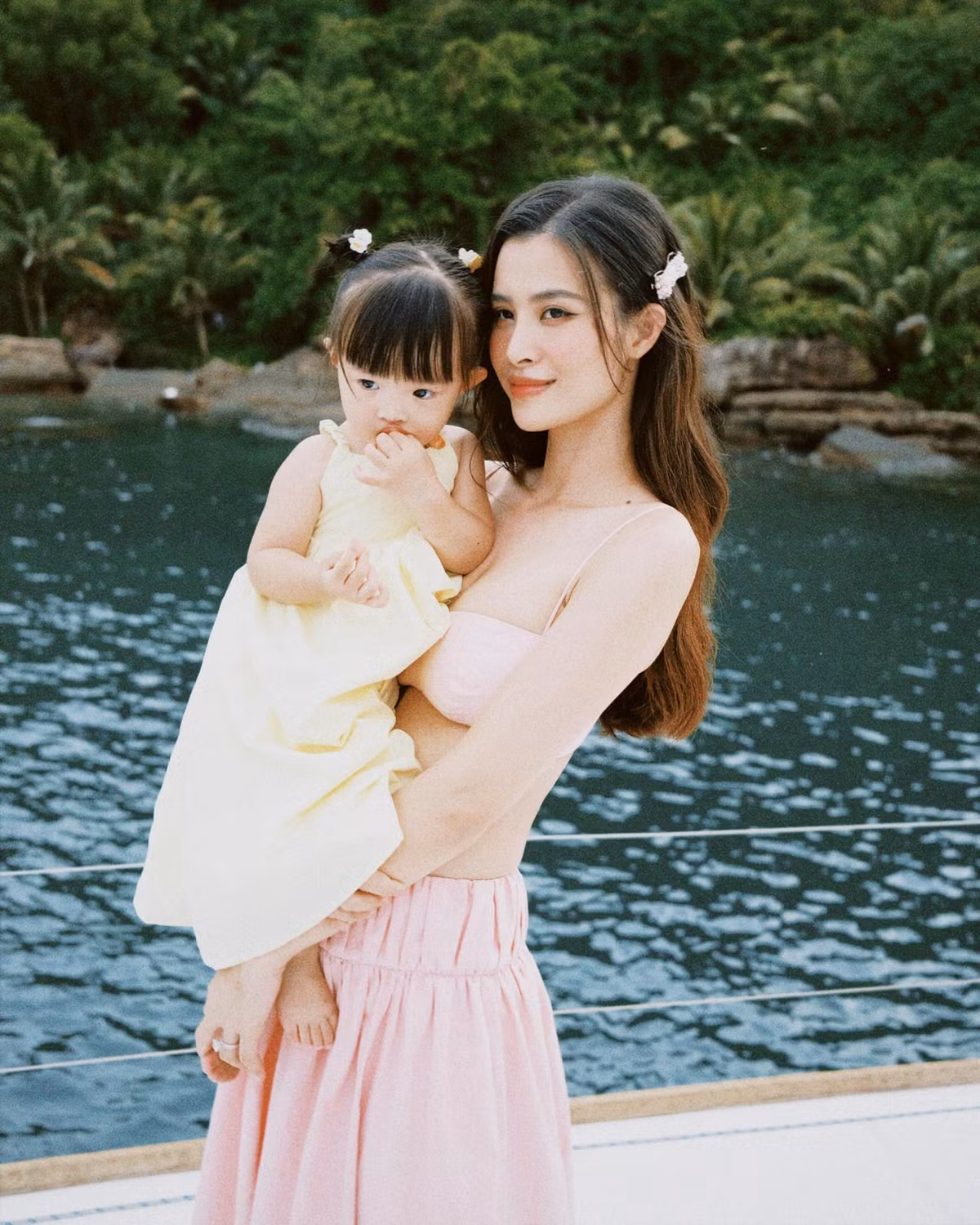 Sao Việt Đông Nhi và con gái chụp ảnh tình cảm trước biển.