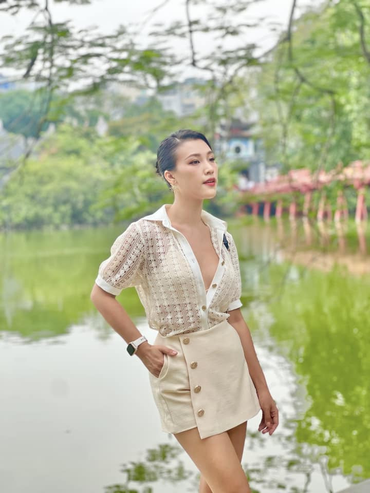 MC Hoàng Oanh khoe dáng.