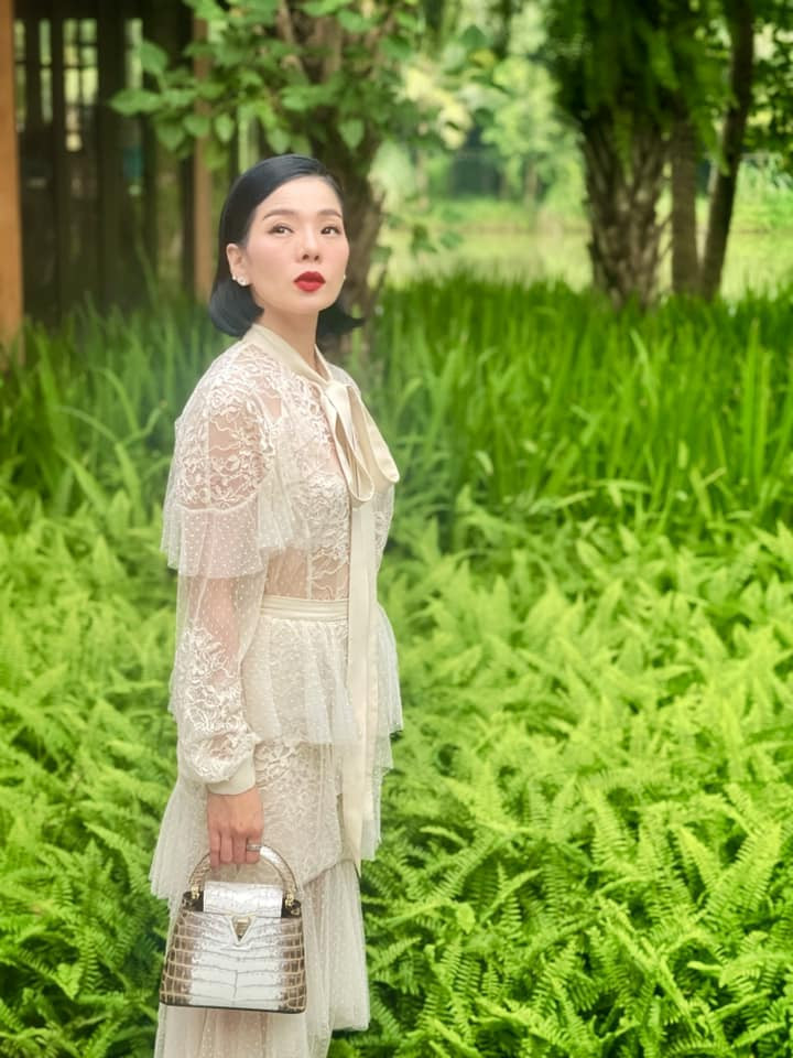 "Văn minh lên, tử tế đi, hạnh phúc và bình an không ở đâu xa. Nó ở ngay chính trong tư duy và cách hành xử của bản thân mình thôi", Lệ Quyên chia sẻ.