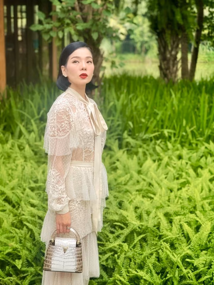 "Văn minh lên, tử tế đi, hạnh phúc và bình an không ở đâu xa. Nó ở ngay chính trong tư duy và cách hành xử của bản thân mình thôi", Lệ Quyên chia sẻ.