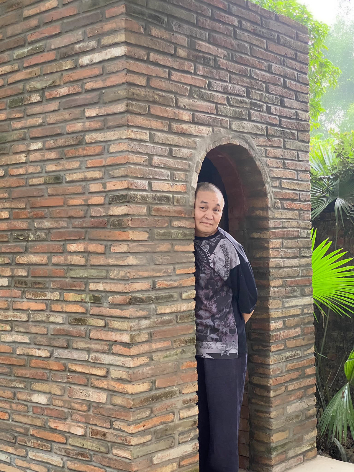 Nghệ sĩ Xuân Hinh tạo dáng hài hước bên lò gạch.