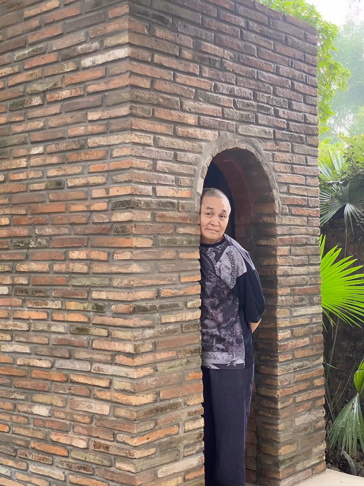 Nghệ sĩ Xuân Hinh tạo dáng hài hước bên lò gạch.