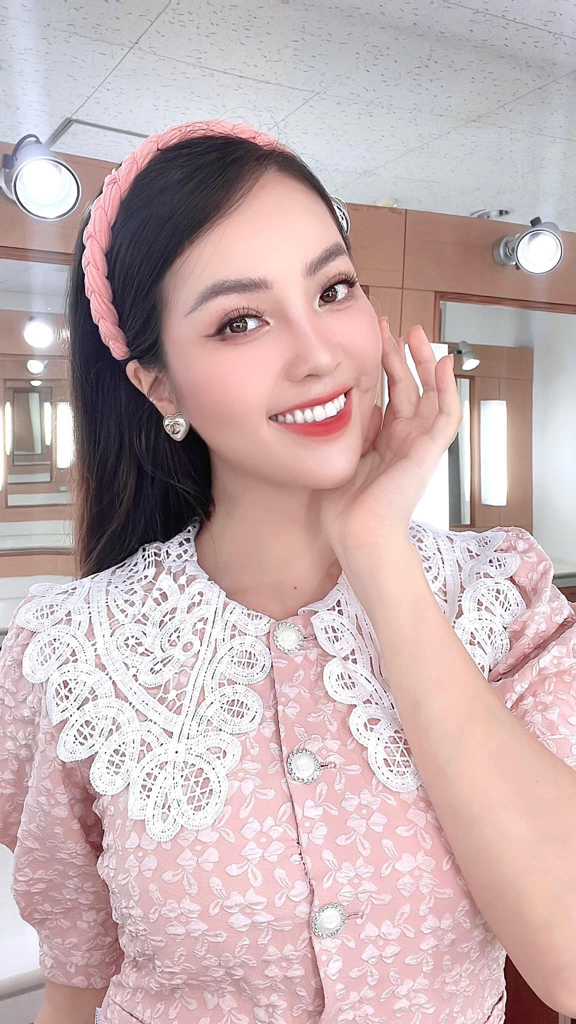 BTV Thụy Vân xinh đẹp ở hậu trường trước khi lên sóng.