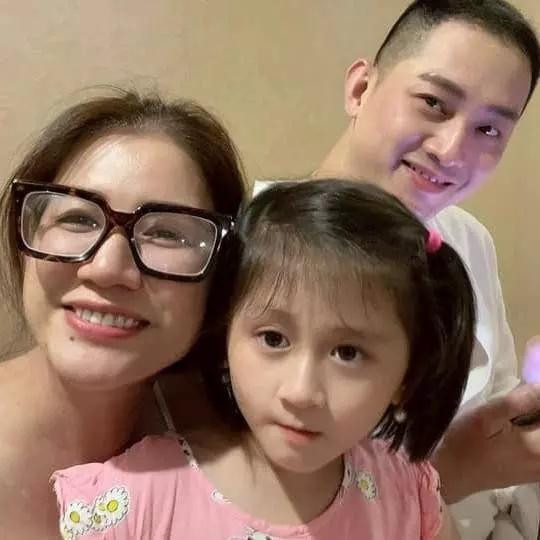 Ngoài ra còn có thời gian sử dụng TV, điện thoại, không "cày phim", buôn chuyện khi con gái Trang Trần đi học về. Bảo mẫu cũng cần phải trung thực, không ngủ ngáy, ưu tiên người chưa lập gia đình, có kỹ năng sư phạm... Chân dài cũng công khai mức lương rõ ràng cho bảo mẫu. Theo đó, ở tuần đầu tiên sẽ là mức 6 triệu đồng, lương thử việc là 7 triệu đồng và thưởng thêm nếu làm tốt.