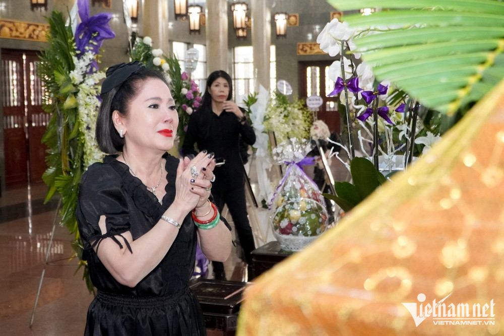 Mộng Tuyền - kỳ nữ một thời của sân khấu - bật khóc hồi tưởng những ký ức đẹp thời trẻ bên Thẩm Thúy Hằng.