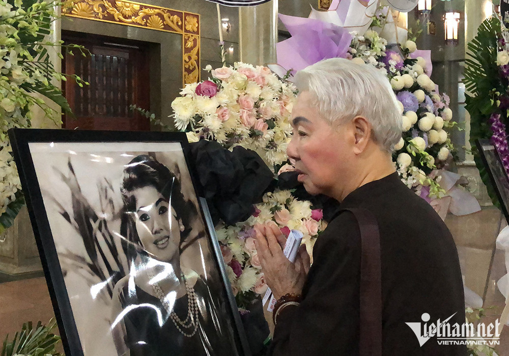 Một người bạn thân từ Hạ Long khi hay tin Thẩm Thúy Hằng mất đã bay vào để nhìn mặt bà lần cuối. 