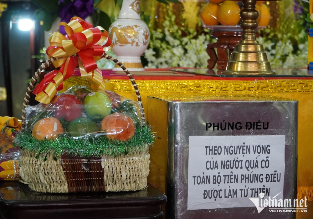 Theo nguyện vọng của Thẩm Thúy Hằng lúc sinh thời, tiền phúng điếu trong lễ tang được gia đình dùng cho công tác từ thiện.