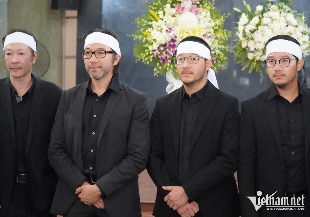 Tang lễ minh tinh Thẩm Thúy Hằng diễn ra tại Nhà tang lễ Quốc gia phía Nam, quận Gò Vấp, TP.HCM. 4 con trai của bà gồm Nguyễn Thanh Vũ, Nguyễn Xuân Dũng và cặp song sinh Nguyễn Xuân Ái Quốc - Nguyễn Xuân Quốc Việt túc trực đón quan khách đến tiễn đưa mẹ.