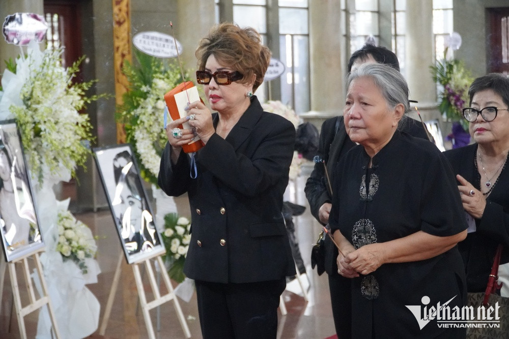 NSƯT Lê Thiện hòa trong đoàn người đến viếng. Bà tiếc nuối vì không thể đến thăm đàn chị những ngày cuối đời do dịch bệnh.