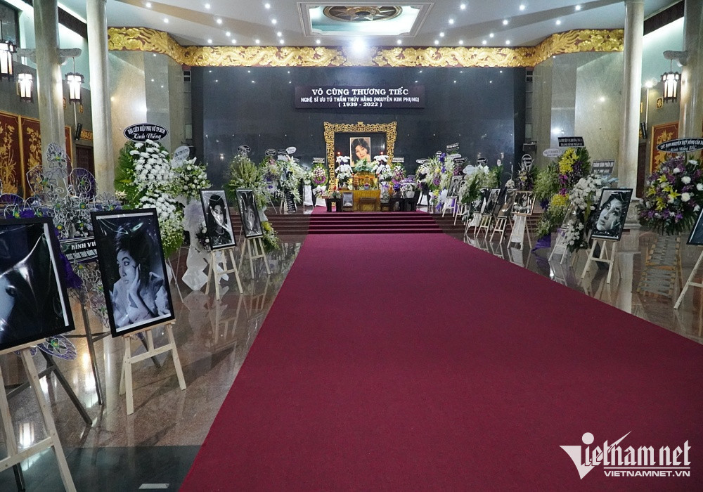 Những hình ảnh ghi lại nhan sắc lộng lẫy thời trẻ của Thẩm Thúy Hằng được gia đình đặt 2 bên lối đi. Ngoài giới nghệ sĩ, một số khán giả, các đơn vị như Hội liên hiệp Phụ nữ, Ủy ban Mặt trận Tổ quốc Việt Nam TP.HCM... cũng gửi lẵng hoa đến viếng.