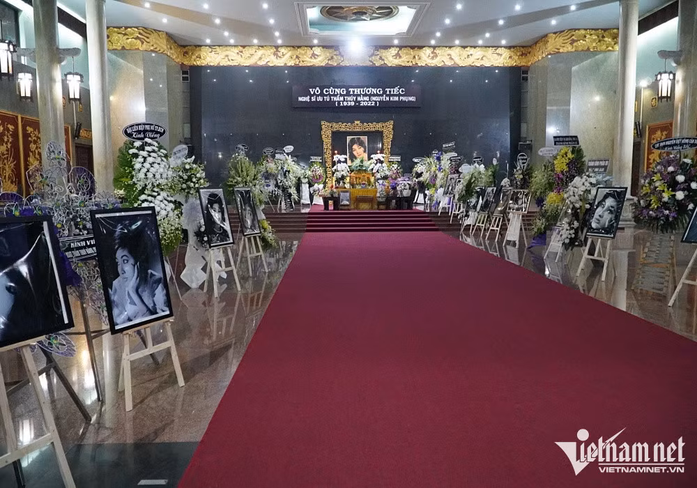 Những hình ảnh ghi lại nhan sắc lộng lẫy thời trẻ của Thẩm Thúy Hằng được gia đình đặt 2 bên lối đi. Ngoài giới nghệ sĩ, một số khán giả, các đơn vị như Hội liên hiệp Phụ nữ, Ủy ban Mặt trận Tổ quốc Việt Nam TP.HCM... cũng gửi lẵng hoa đến viếng.