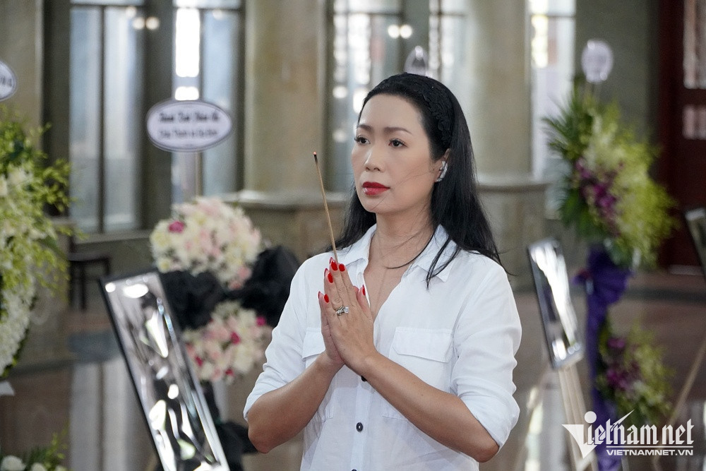 NSƯT Trịnh Kim Chi thắp hương trước linh cữu cố nghệ sĩ. Chị là thành viên trong ban tang lễ, tất bật cùng gia đình lo chu toàn hậu sự.