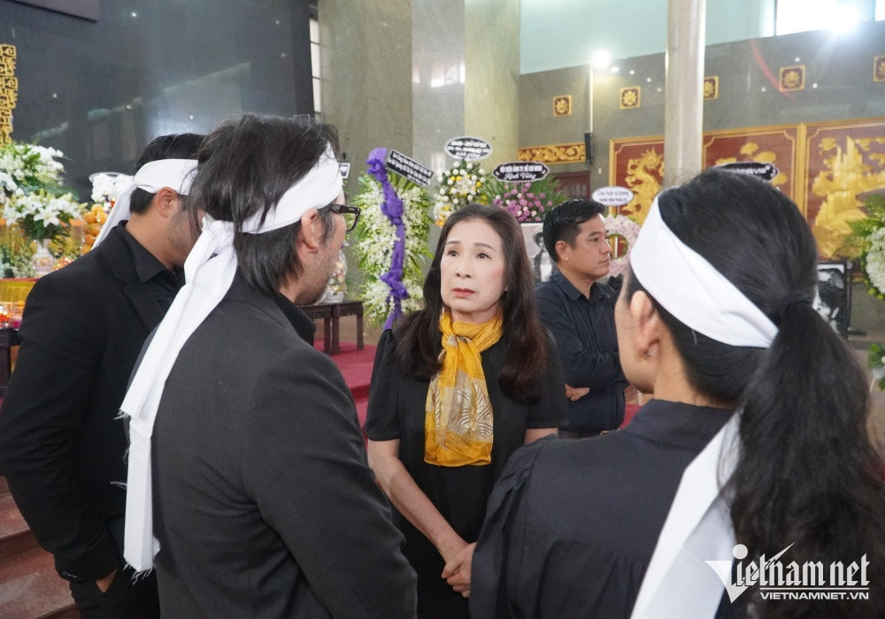 NSND Kim Xuân chia buồn cùng vợ chồng con trai cả NSƯT Thẩm Thúy Hằng.