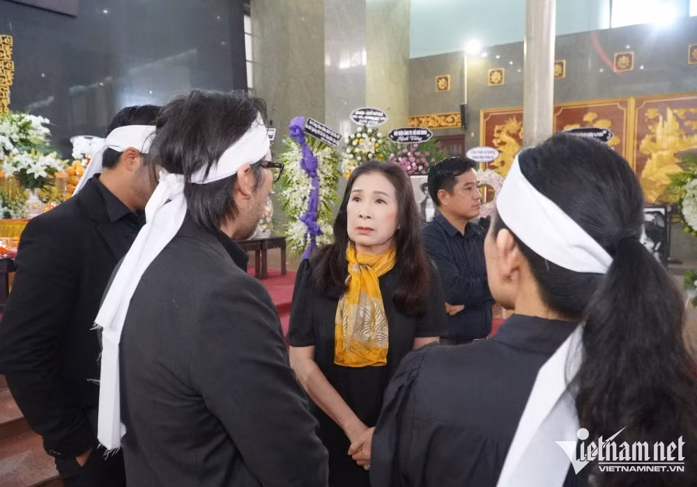 NSND Kim Xuân chia buồn cùng vợ chồng con trai cả NSƯT Thẩm Thúy Hằng.